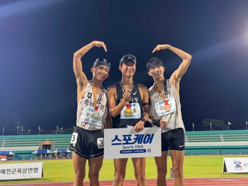 ▲남자부 10,000m 경보 금메달을 획득한 여수시청 육상팀 강길동 선수(왼쪽에서 두 번째) ⓒ여수시