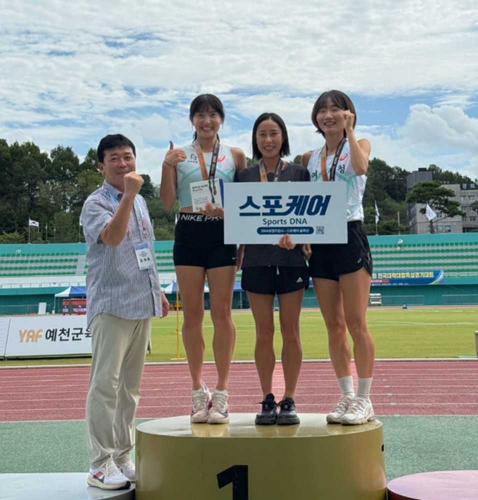 ▲여자부 10,000m 동메달을 획득한 여수시청 육상팀 김은미 선수(왼쪽에서 네 번째) ⓒ여수시