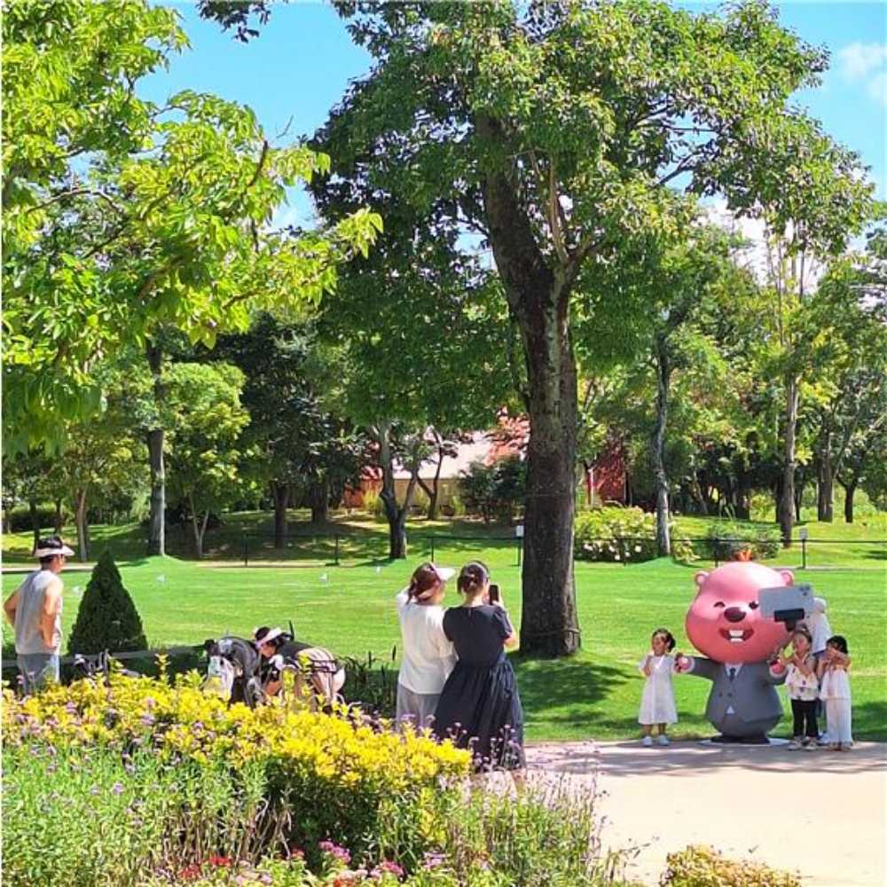 ▲ 순천만국가정원을 방문한 관람객들이 정원워케이션에서 잔망루피와 함께 기념사진을 찍고 있다. ⓒ순천시