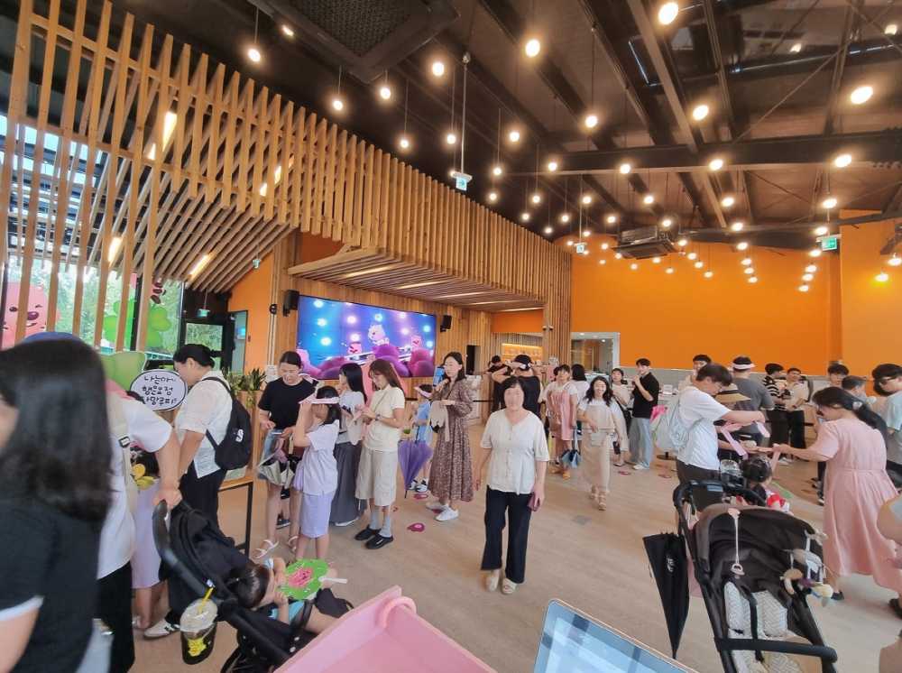 ▲ 지난 6일 순천만국가정원 정원워케이션 잔망루피 팝업스토어에서 뽑기 이벤트에 참여하려는 관람객들이 길게 줄을 서고 있다. ⓒ순천시