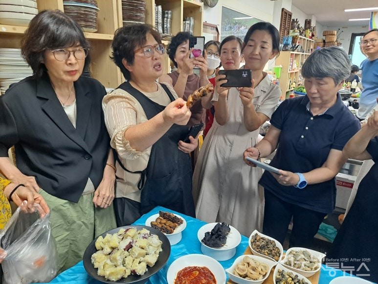 ▲ 김명진 원장이 여수 섬 향토음식을 소개하고 있다. ⓒ조찬현