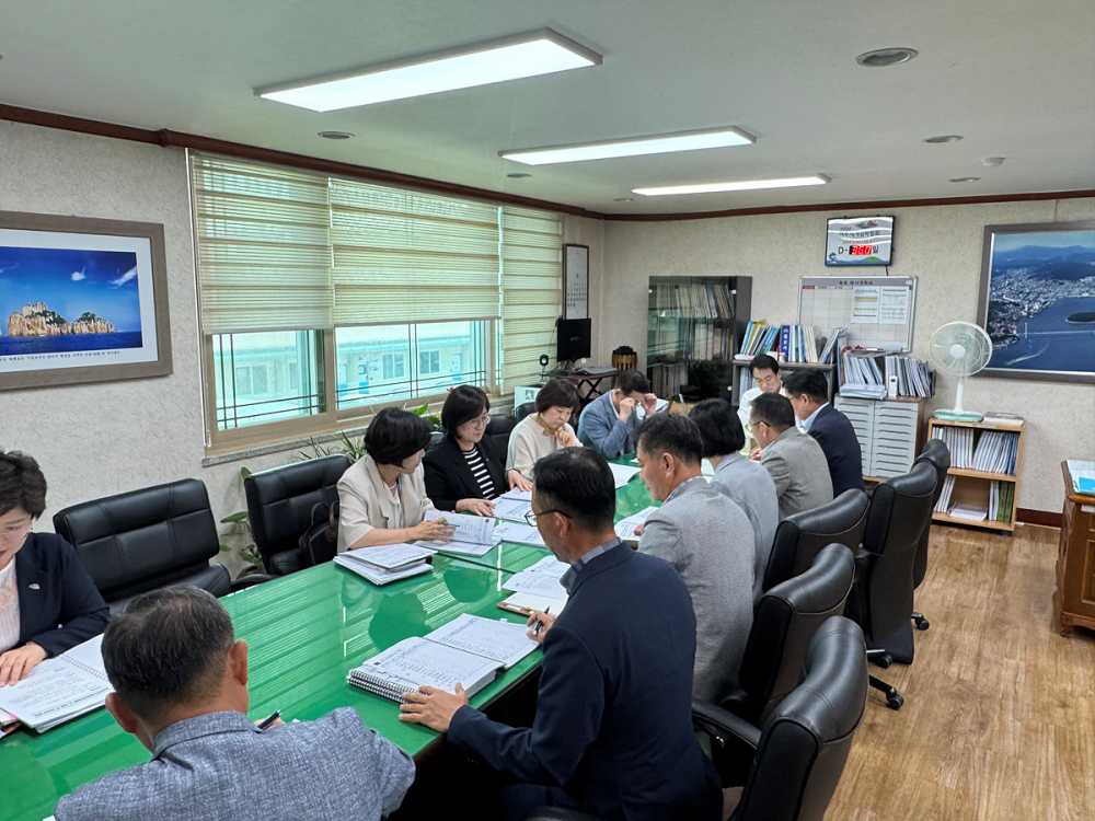 ▲ 부시장을 단장으로 전 부서가 참여하는 ‘2026여수세계섬박람회 종합지원 TF팀’을 구성, 지난 10일 부시장실에서 첫 회의를 열고 섬박람회 주요 사업 추진과정에서 필요한 국·도비 건의사업 발굴을 중점 논의했다. ⓒ여수시