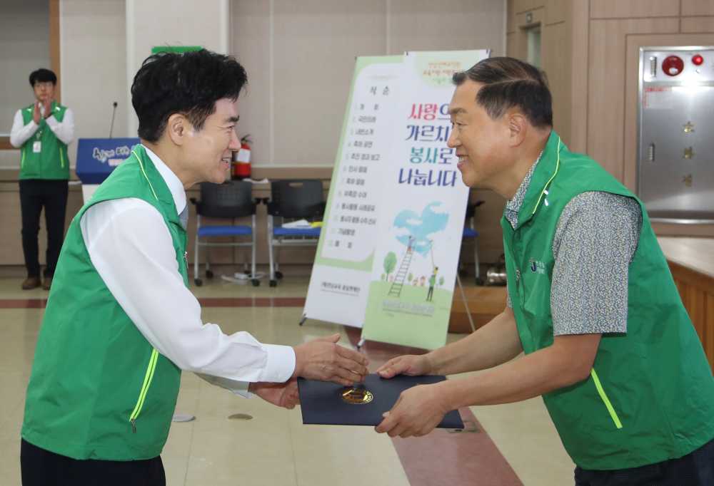 ▲전남교육 꿈실현재단 김대중 이사장이 선배교직원 자원봉사자들에게 위촉장을 수여하고 있다. ⓒ(재)전남교육 꿈실현재단