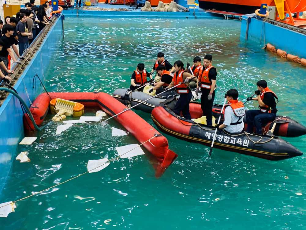 ▲해양오염방제 실습 모습 ⓒ해양경찰교육원