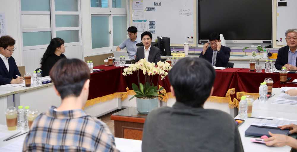 ▲ 김대중 전라남도교육감과 무안초등학교 관계자들이 ‘학교 행정업무 경감’ 방안을 주제로 논의하고 있다. ⓒ전라남도교육청