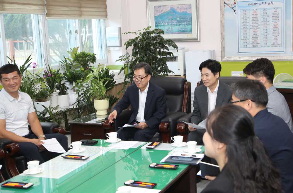 ▲ 김대중 전라남도교육감과 목포항도여자중학교 관계자들이 ‘학교 행정업무 경감’ 방안을 주제로 논의하고 있다. ⓒ전라남도교육청