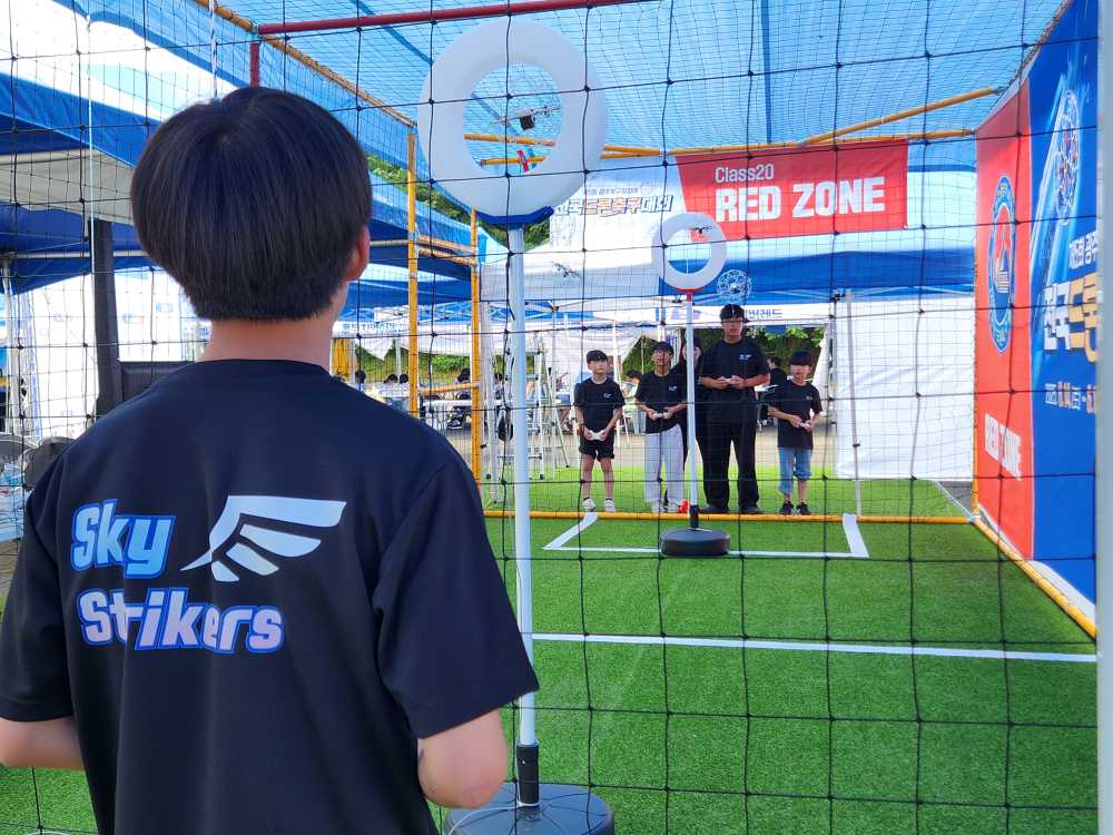 ▲‘제5회 광주 북구청장배 전국 드론축구대회’에 출전한 삼혜원 아동들이 경기를 앞두고 연습하고 있다. ⓒ삼혜원