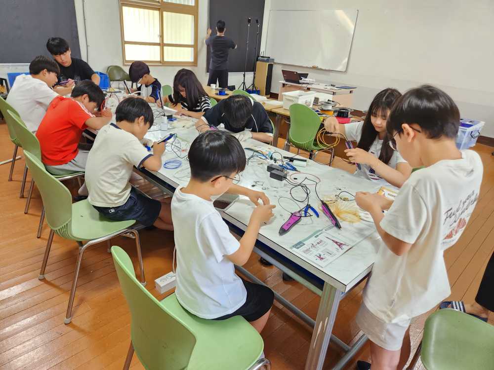 ▲미래직업체험에 참여한 아동들이 3D펜으로 창작물을 만들고 있다. ⓒ삼혜원