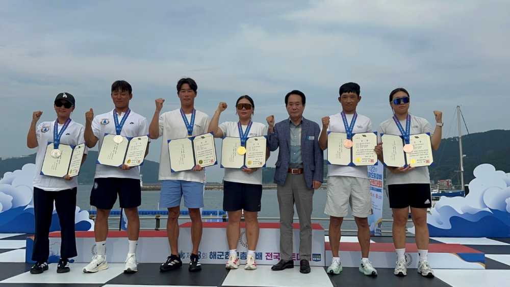 ▲여수시청 요트팀 김창주·이경진 선수가 지난 9월 4일부터 8일까지 경남 거제시 일원에서 열린 ‘제23회 해군참모총장배 전국요트대회 겸 국가대표 선발전’에서 470급 혼성 금메달을 수상했다(왼쪽에서 세 번째, 네 번째). ⓒ여수시