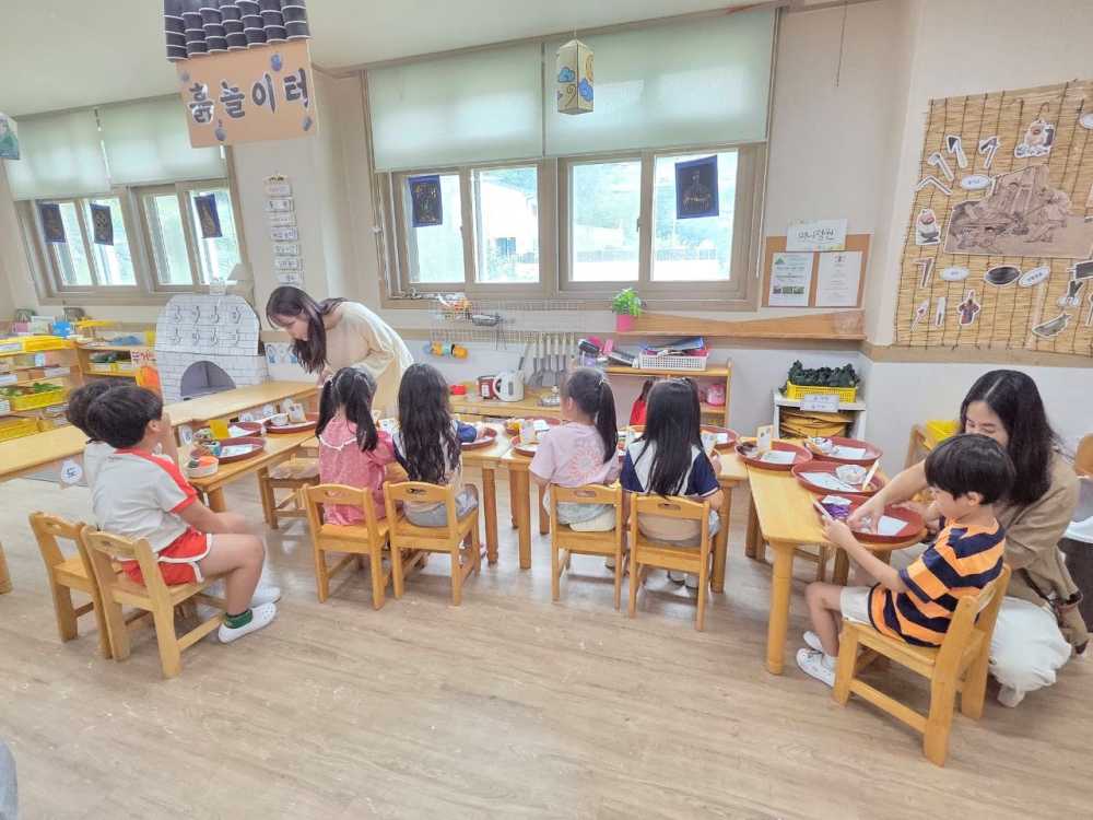 ▲ 여수 킨더숲유치원에서 ‘2025 영유아학교 시범사업 시범학교 공개의 날’수업이 진행되고 있다. ⓒ전라남도교육청
