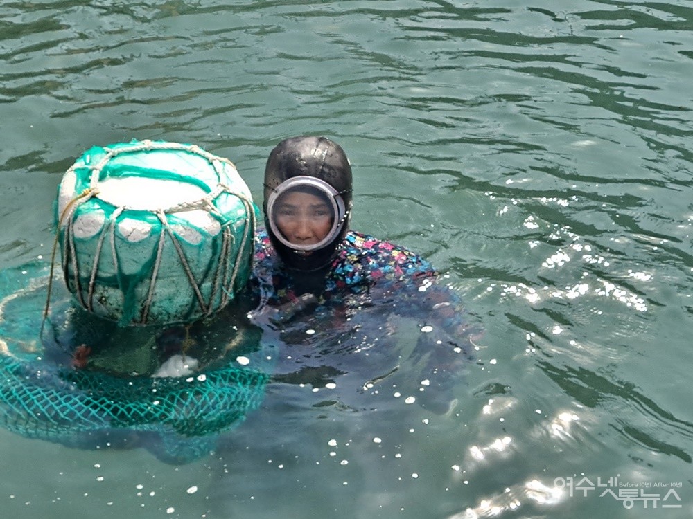 ▲ 여수 금오도 여천마을의 해녀 김성희 씨가 바다에서 물질하고 있다. ⓒ조찬현