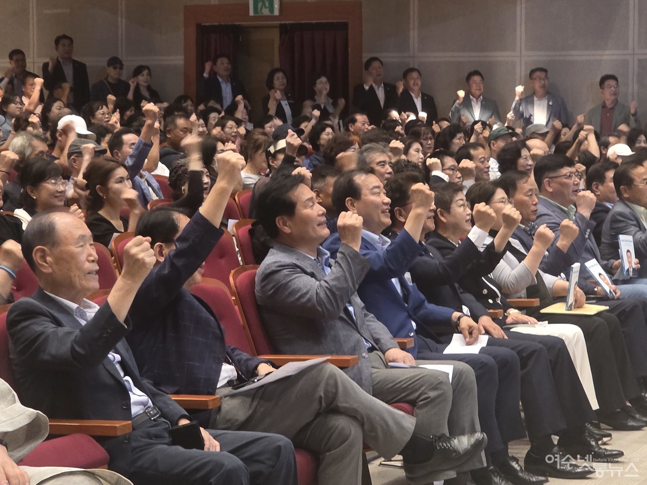 ▲ 13일 오후 2시 여수시민회관에서 전남도 이광일 부의장이 '절대로 정치하지 않겠습니다' 출판기념회에서 화이팅을 외치고 있다 ⓒ심명남