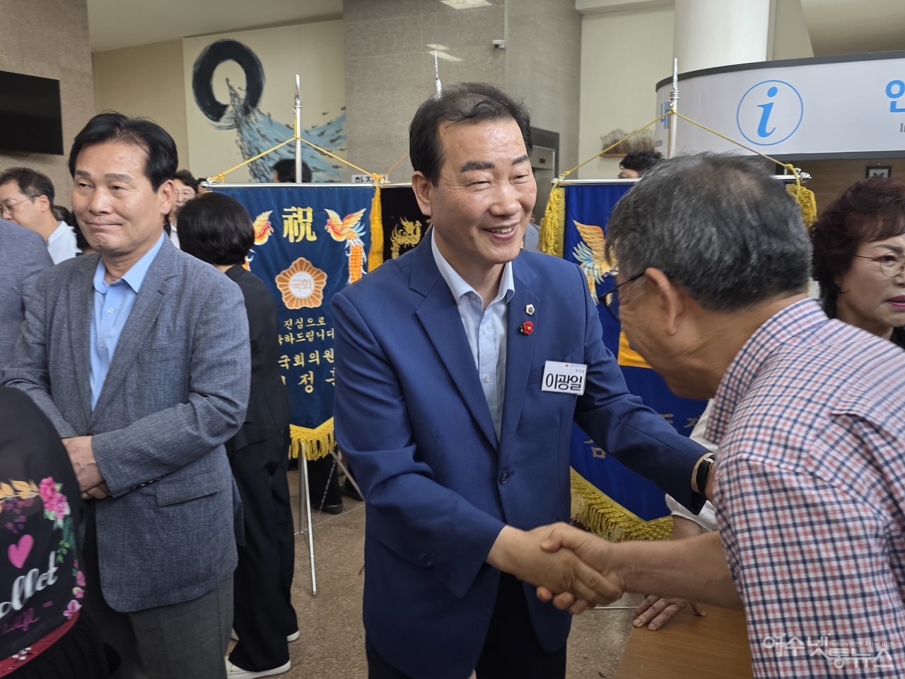 ▲ 출판기념회를 찾는 지지자들을 맞이하는 이광일 저자와 주철현 위원장 모습 ⓒ심명남