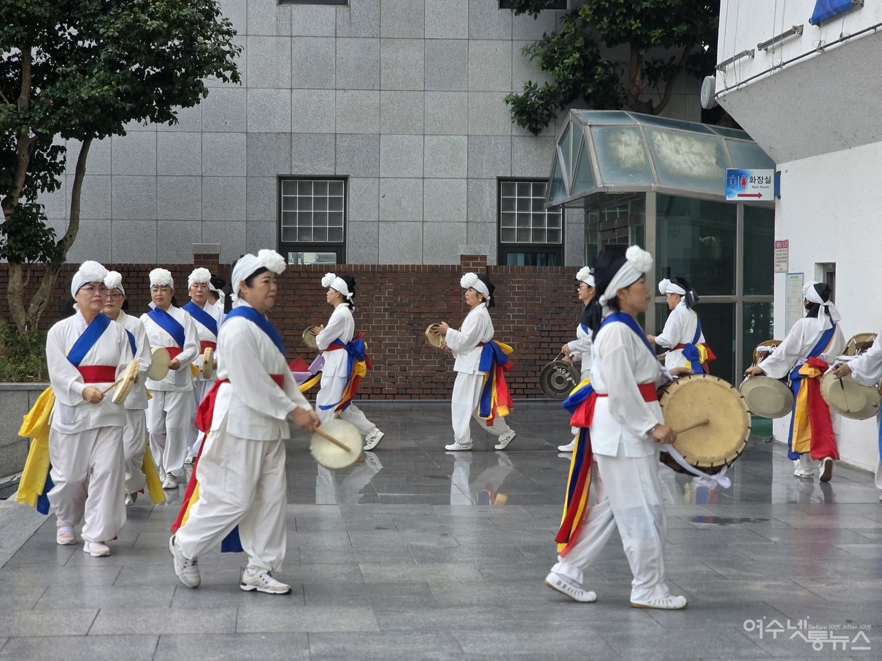 ▲ 출판기념회 행사장에 풍악이 울려 퍼져 흥겨움을 더하고 있다 ⓒ심명남