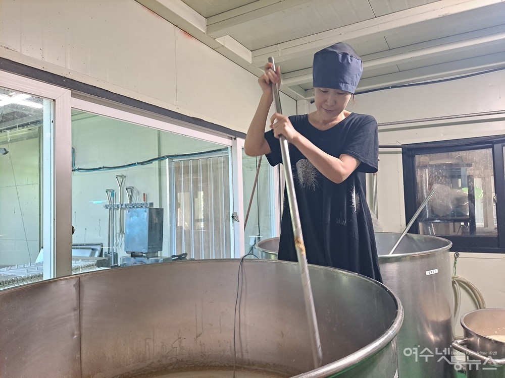 ▲ 방풍도가 김유희 이사가 좋은 술을 빚기 위해 덧술을 더하여 정성스럽게 저어준다. ⓒ조찬현