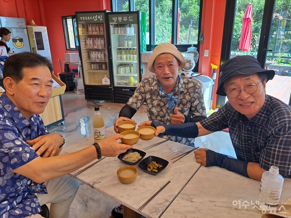 ▲ 김대진 독도학교장, 유순식 해양환경인명구조단 여수구조대 이사, 박근세 섬 사진작가가 방풍막걸리로 2026여수세계섬박람회 성공 기원을 위해 건배하고 있다. ⓒ조찬현