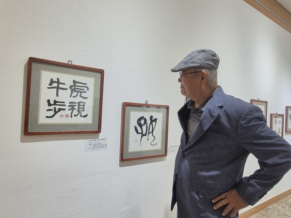 ▲ 관람객이 수강생들의 작품을 감상하고 있다.