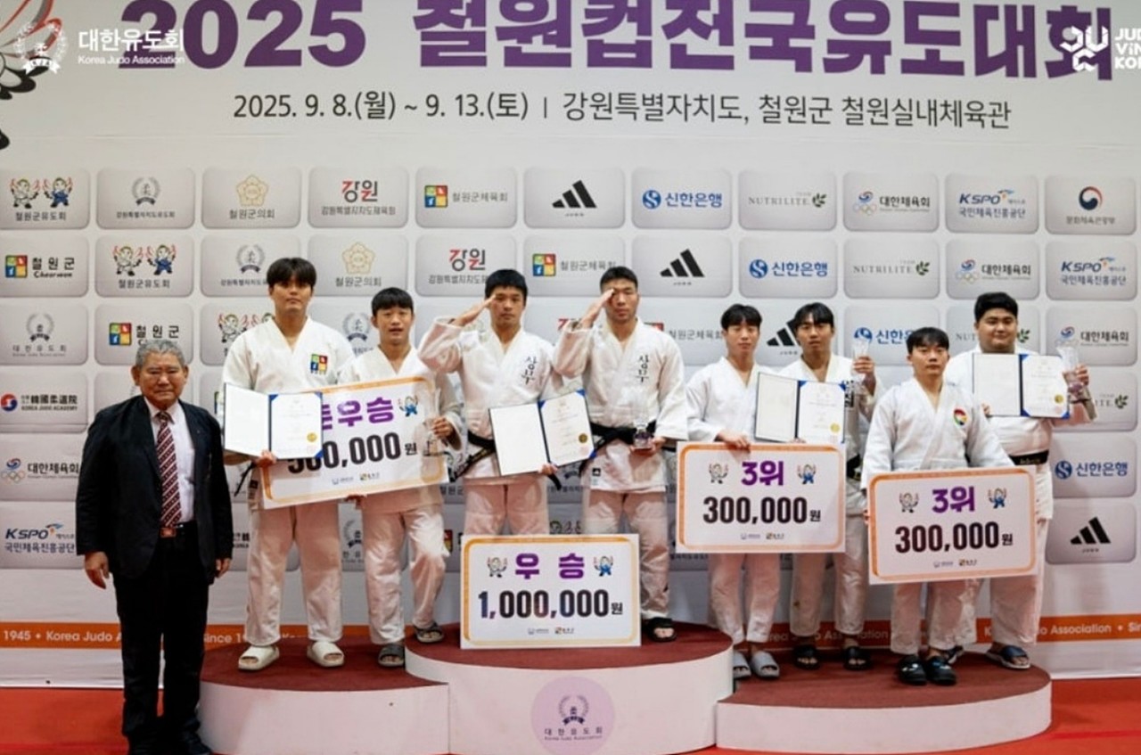 ▲남자 단체전 대표로 동메달을 수여받은 장석진·이중찬 선수(왼쪽에서 6번째, 7번째) ⓒ여수시