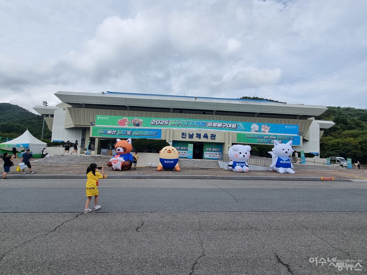 ▲  ‘2025 여수.NH농협컵 프로배구대회’가 열리고 있는 여수 진남실내체육관 전경이다. ⓒ김경희