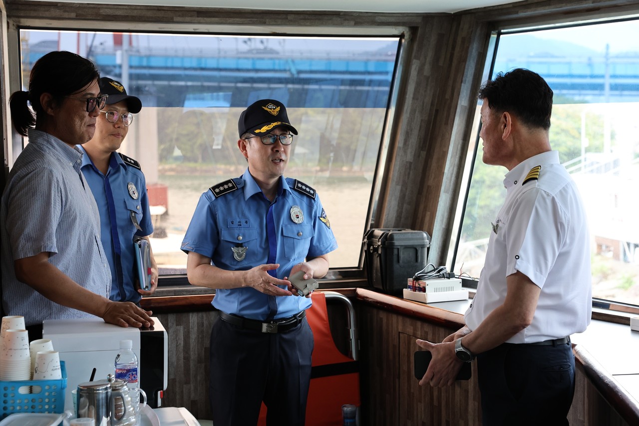 ▲김기용 여수해경서장이 유선을 점검중인 모습 ⓒ여수해양경찰서