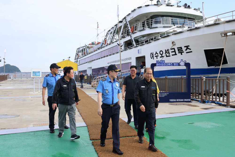 ▲김기용 여수해경서장이 유선을 점검중인 모습 ⓒ여수해양경찰서