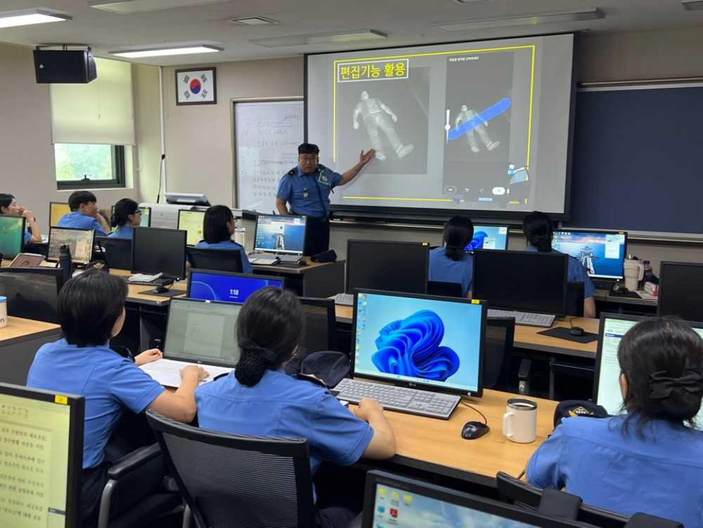 ▲수사교수들의 경진대회 과제를 제출하고 있다.  ⓒ해양경찰교육원