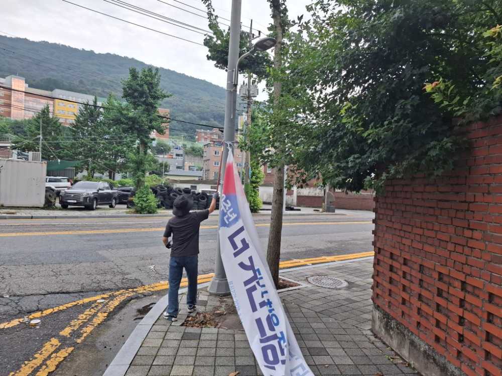 ▲불법 현수막을 철거하고 있다. ⓒ여수시