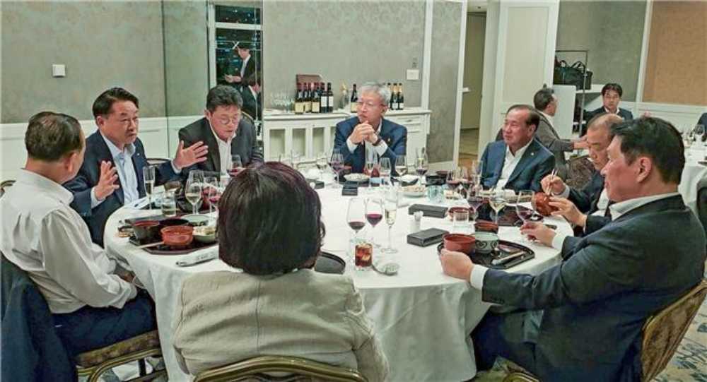 ▲ 대한상의 최태원 회장에게 여수국가산단의 위기를 설명하는 여수상의 한문선 회장 ⓒ여수상공회의소