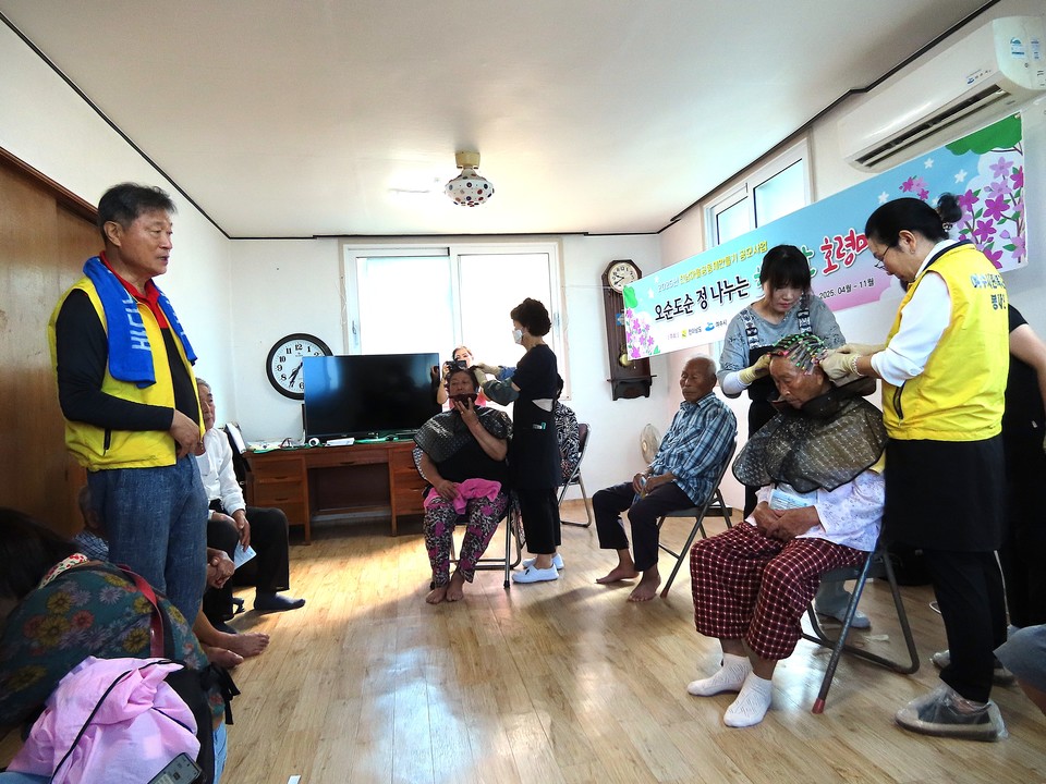 ▲ 호령 동네 어르신들께 인사말을 하는 여수시민복지포럼 임채욱 이사장