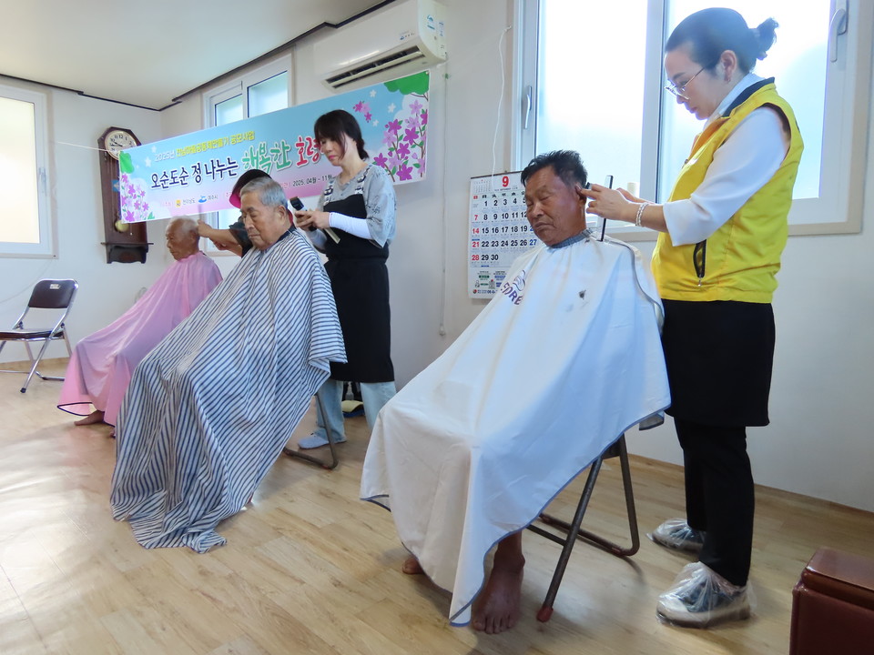 ▲ 길게 자란 머리카락을 정성을 다해 컷 하는 봉사자