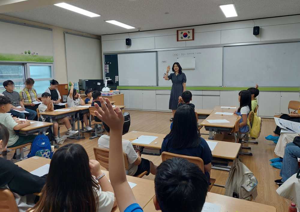 ▲17일 함평초등학교에서 열린 ‘경험과 연결하여 시의 의미 구성하기’수업에서 학생들이 학습활동에 참여하고 있다. ⓒ전라남도교육청