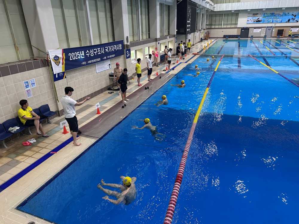 ▲수상구조사 국가자격시험을 진행중이다 ⓒ여수해양경찰서