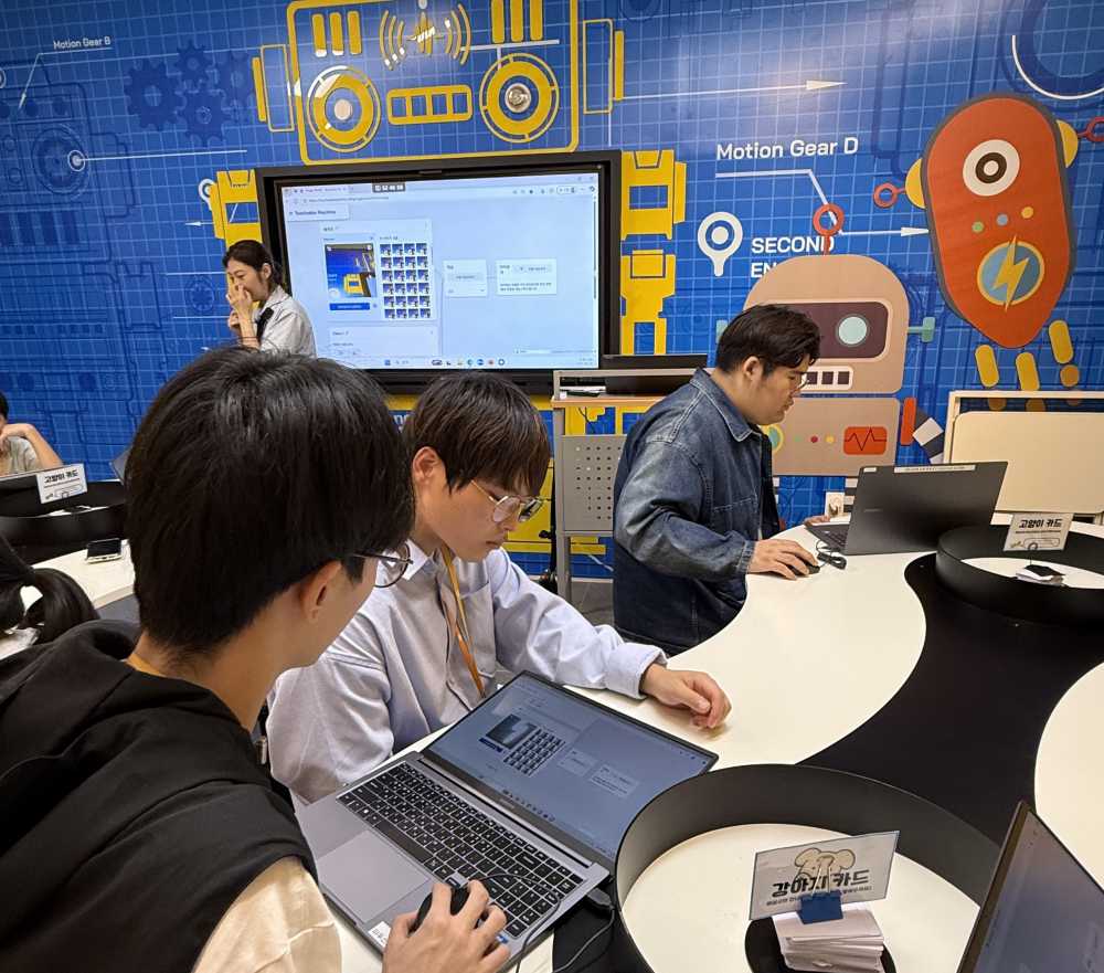 ▲꿈을 찾는 진로‧직업 도전활동’에 참여한 학생들이 18일 AI 데이터 크리에이터 도전 활동을 펼치고 있다. ⓒ전라남도교육청