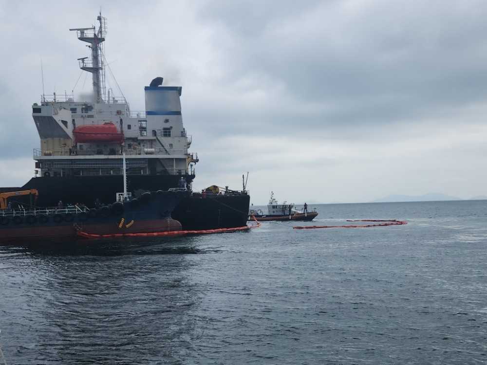 ▲ 여수해경이 방제작업을 진행중이다. ⓒ여수해양경찰서