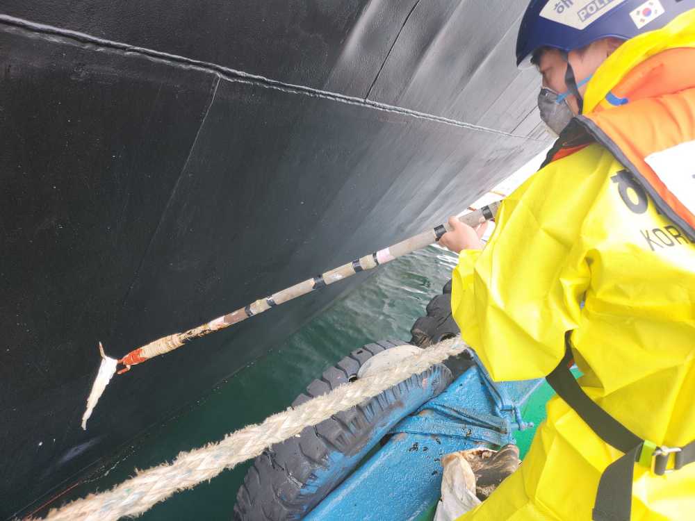 ▲ 여수해경이 유출유 시료채취 중이다. ⓒ여수해양경찰서