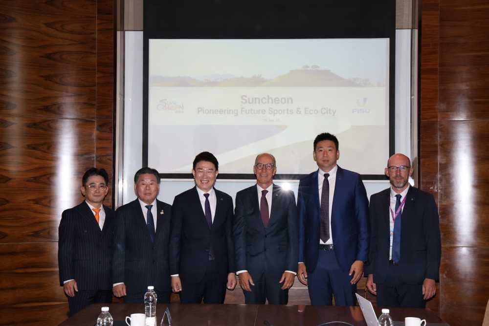 ▲ 중국 다롄에서 순천시, 순천시의회, 국제대학스포츠연맹 관계자들이 기념사진을 촬영하고 있다. ⓒ순천시