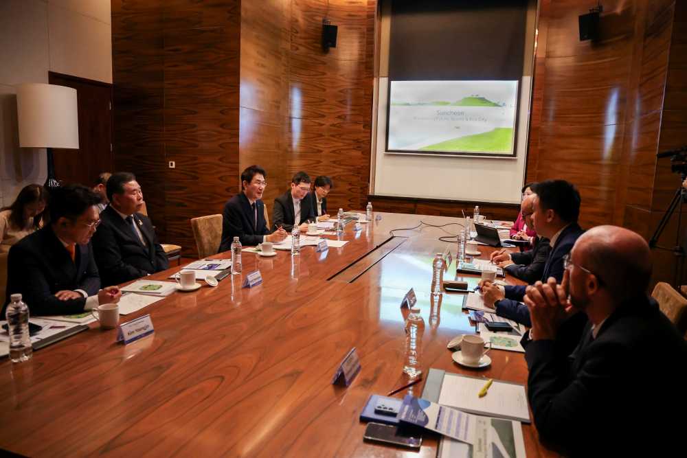 ▲ 중국 다롄에서 레온즈 에더 국제대학스포츠연맹(FISU) 회장을 만나 순천시의 2035년 세계유니버시아드대회 개최 의향을 설명하고 있다. ⓒ순천시