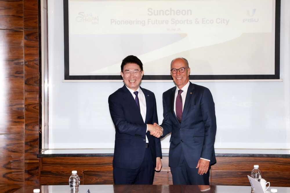▲ 중국 다롄에서 레온즈 에더 국제대학스포츠연맹(FISU) 회장을 만나 순천시의 2035년 세계유니버시아드대회 개최 의향을 설명한뒤 기념촬영을 하고 있다. ⓒ순천시