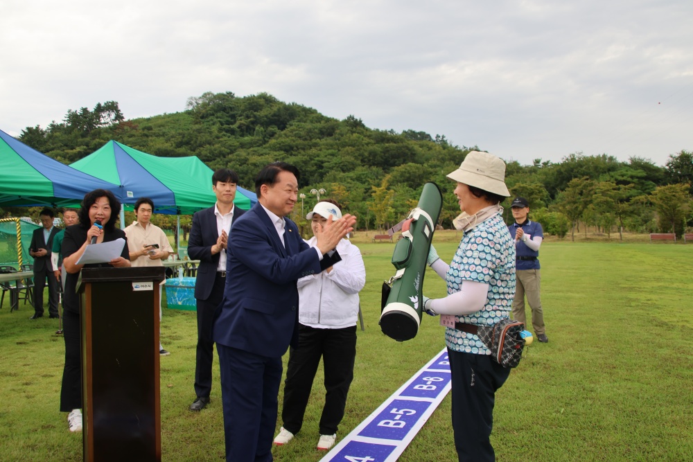 ▲ 경품 전달  ⓒ여수상공회의소