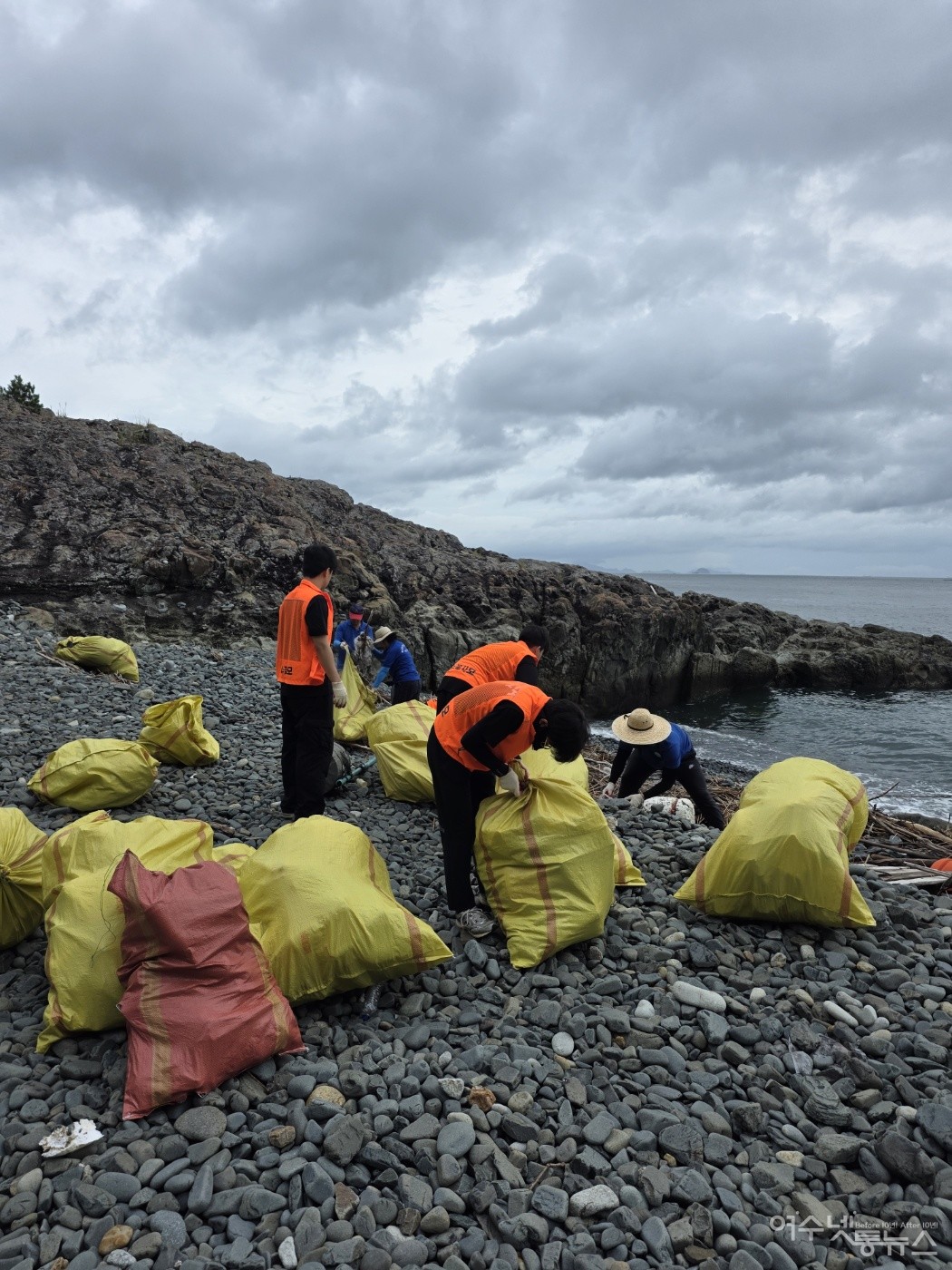 ▲ 2025 국제연안정화의 날'을 맞아 해양쓰레기 청결 활동 모습 ⓒ정종현 제공
