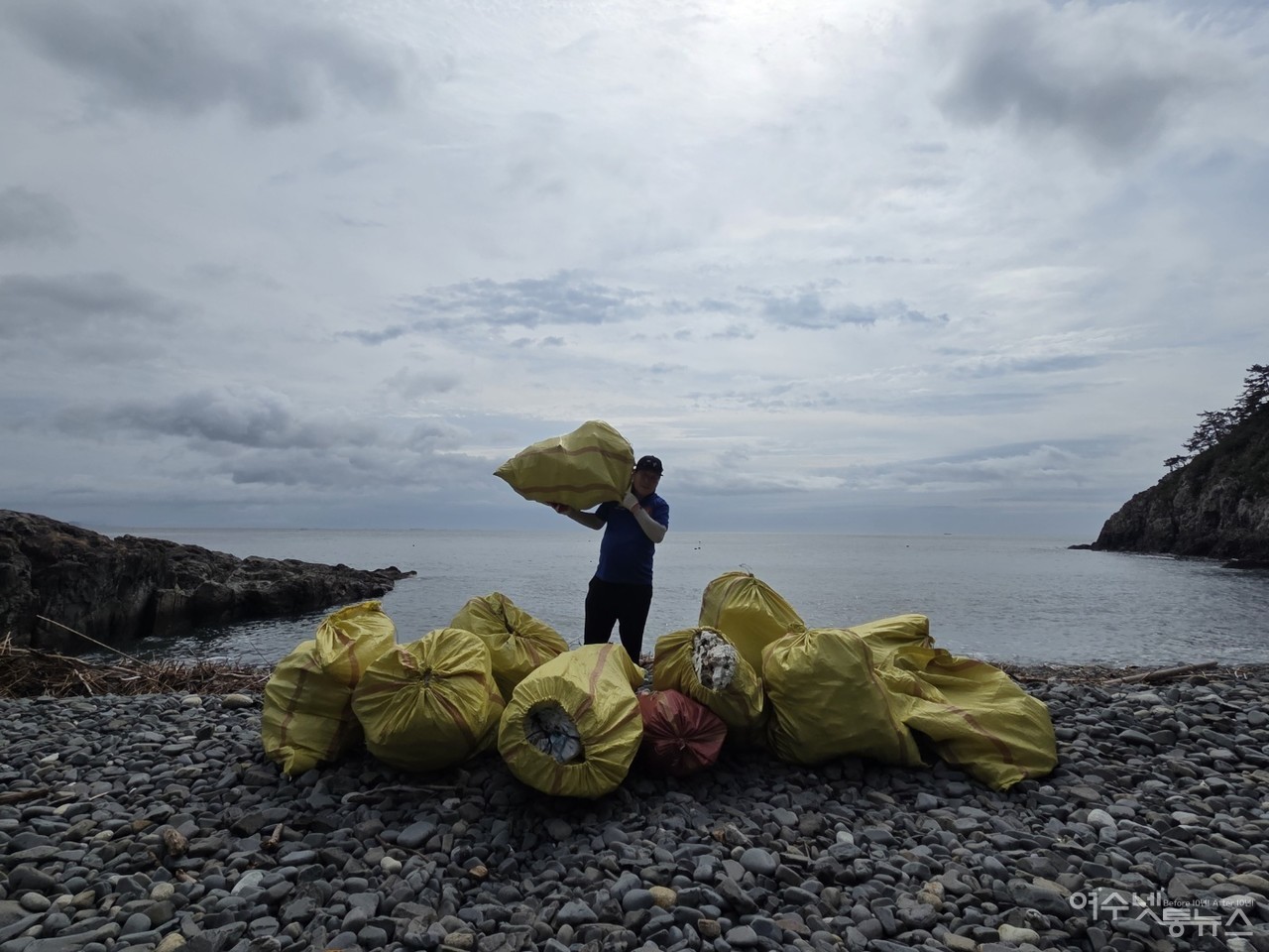 ▲ 2025 국제연안정화의 날'을 맞아  전남 여수에서 해양쓰레기 청결 활동 모습 ⓒ정종현 제공
