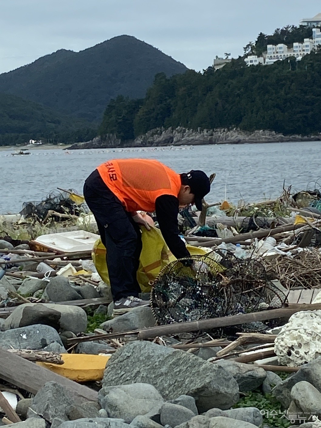 ▲ 2025 국제연안정화의 날'을 맞아 해양쓰레기로 뒤덮힌 외치도에 한 학생이  쓰레기를 줍고 있다 ⓒ정종현 제공
