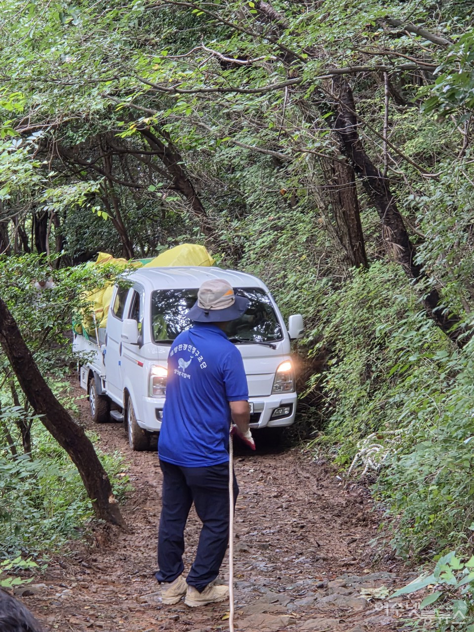 ▲ 2025 국제연안정화의 날'을 맞아 전남 여수에서 해양쓰레기 청결 활동에 참여한 트럭이 진흙길에 미끄러져 회원들과 트랙터가 동원되어 구출하는 모습으로 사고예방을 위해 시급한 보수가 필요해 보인다 ⓒ정종현 제공