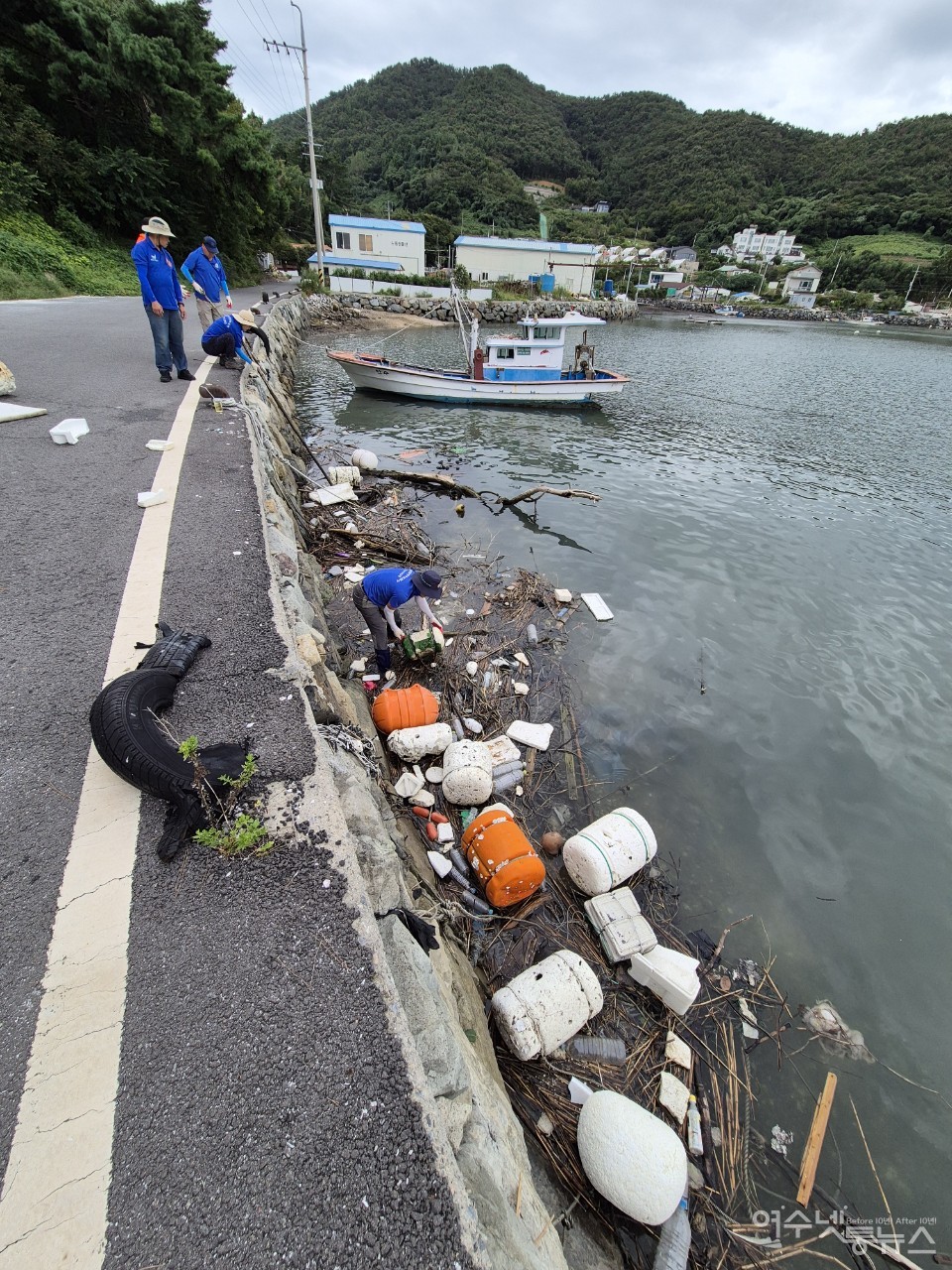 ▲ 2025 국제연안정화의 날'을 맞아 전남 돌산 안굴전 해변에서 해양쓰레기 청결 활동 모습 ⓒ정종현 제공