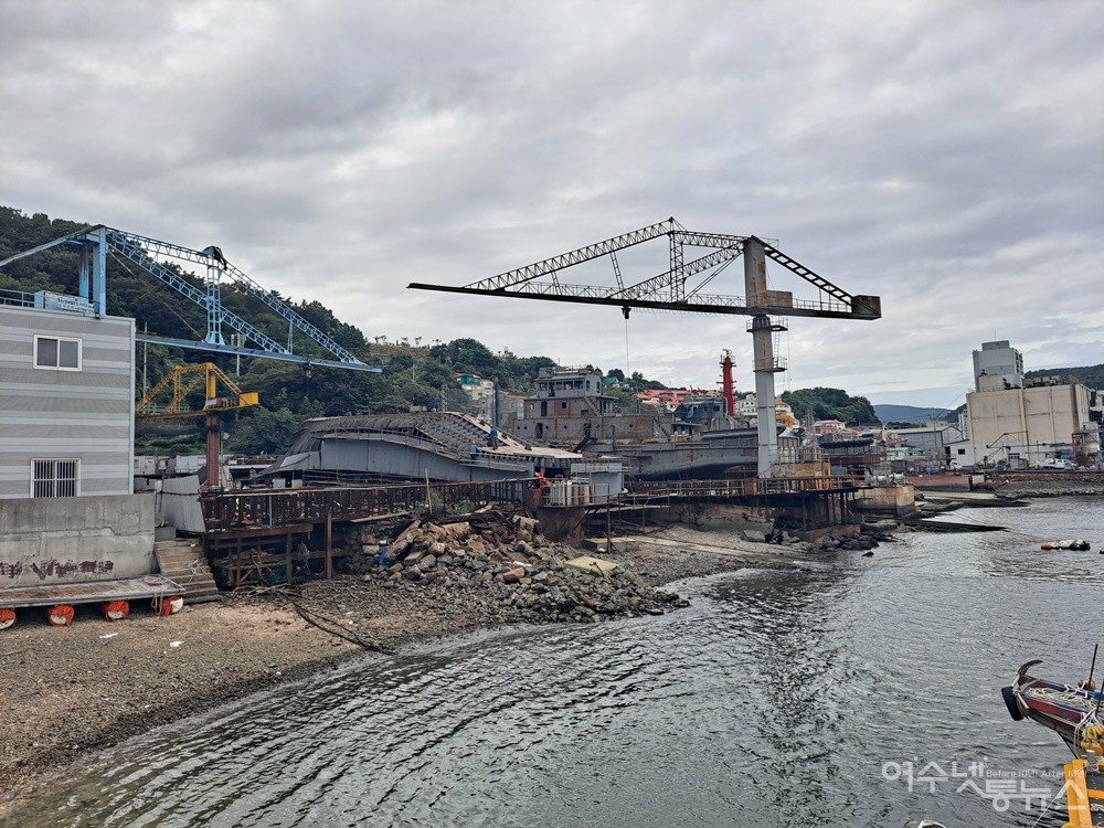 ▲ 여수 남산동 한 조선소에서 작업자들이 분진 가림막 없이 선박에서 그라인더 작업을 하고 있어 쇳가루가 주변으로 날린다. ⓒ조찬현