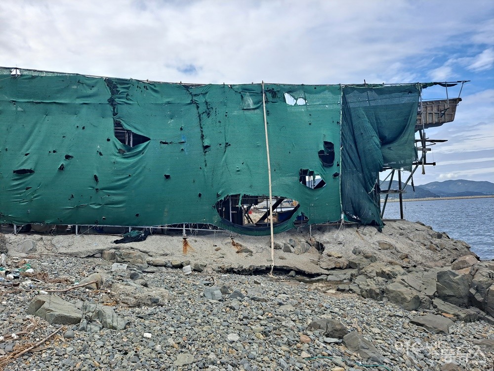 ▲ 돌산 진목마을 근처의 FRP조선소, 유리섬유 분진 가림막이 심하게 훼손되어 있다. ⓒ조찬현