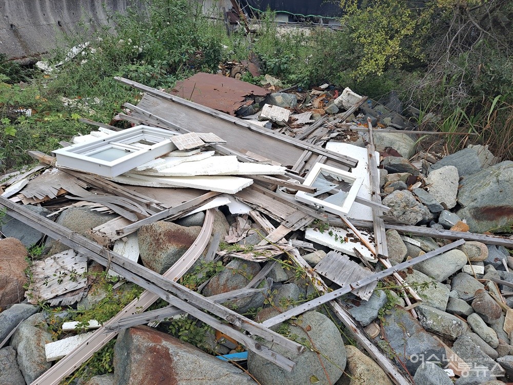 ▲ 돌산 진목마을 해안가에는 각종 쓰레기가 널브러져 있다. ⓒ조찬현