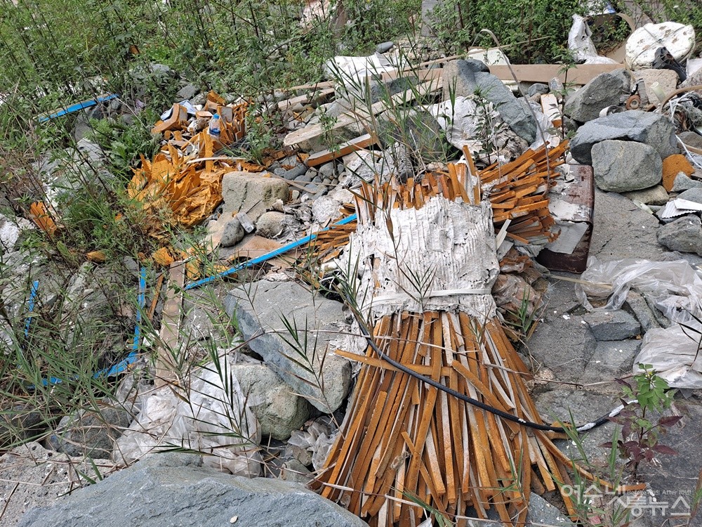 ▲ 돌산 진목마을 해안가에는 각종 쓰레기가 널브러져 있다. ⓒ조찬현