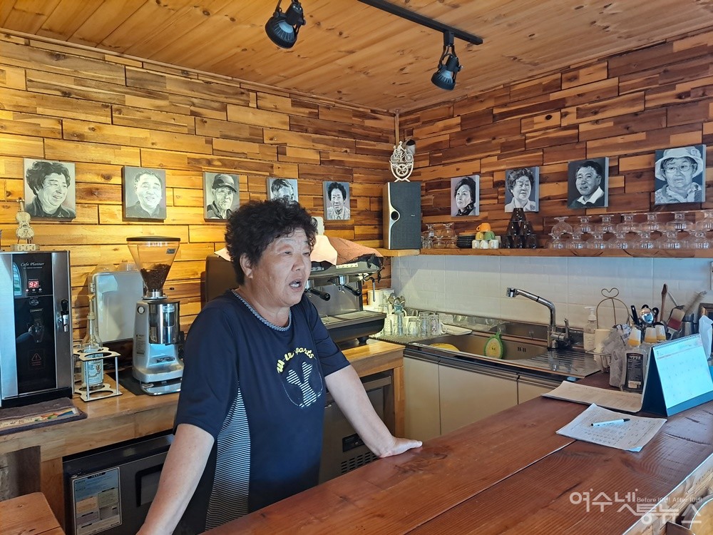 ▲ 카페지기 어르신이 하늘사닥다리 카페에 대해 설명하고 있다. ⓒ조찬현