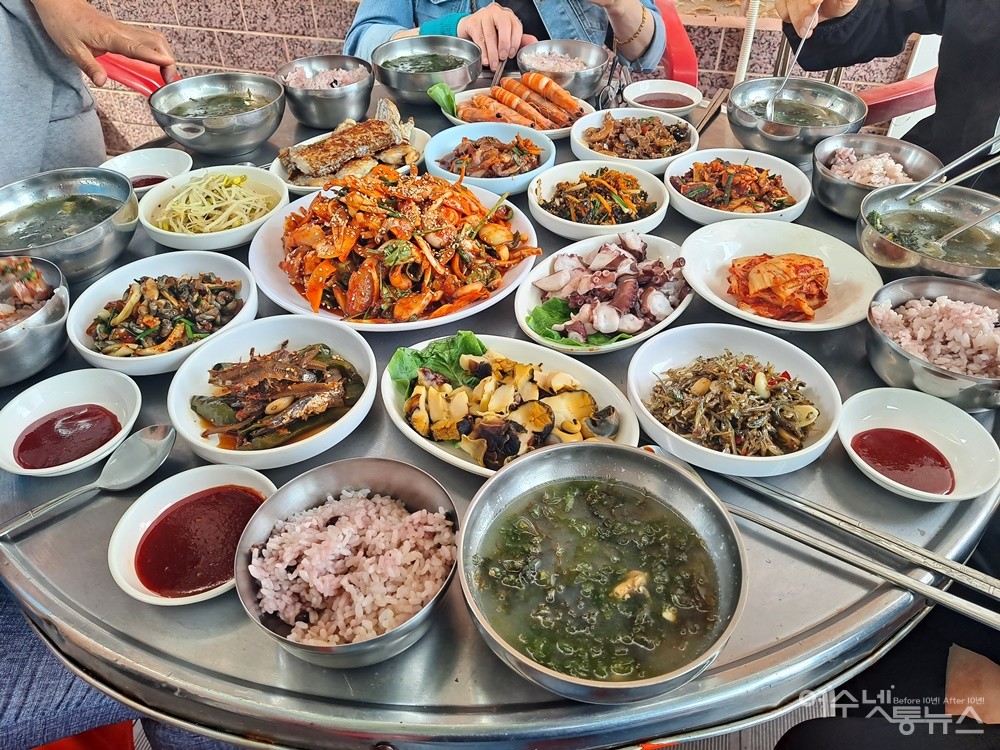 ▲ 여수 횡간도 ‘횡간바닷가식당’의 1인 15,000원 6인 한상차림이다. ⓒ조찬현